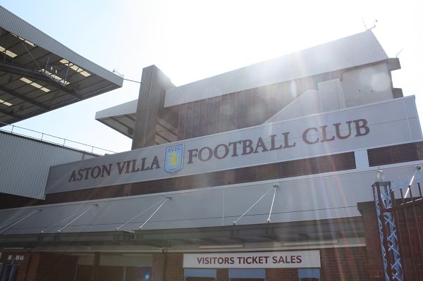 心系老东家，维尼修斯晒穿达尼洛弗拉门戈13号球衣打游戏