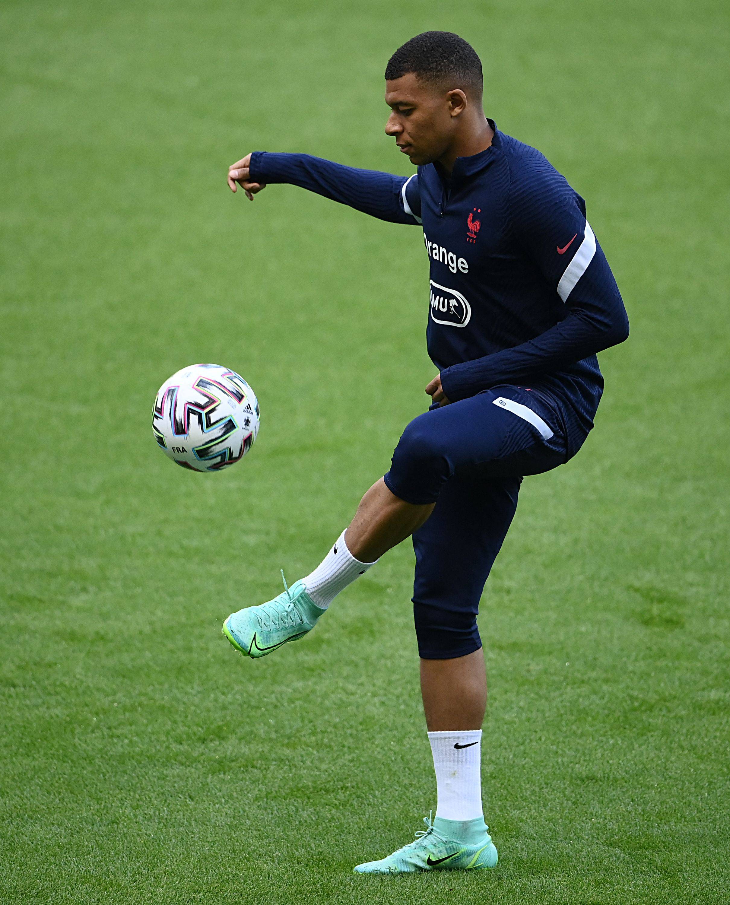 湖人詹姆斯关键三分带队取胜太阳