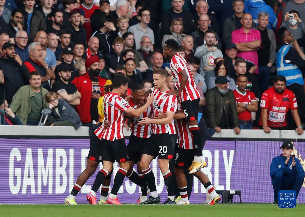 支持球队！欧文坐在场边观看独行侠对阵湖人的比赛