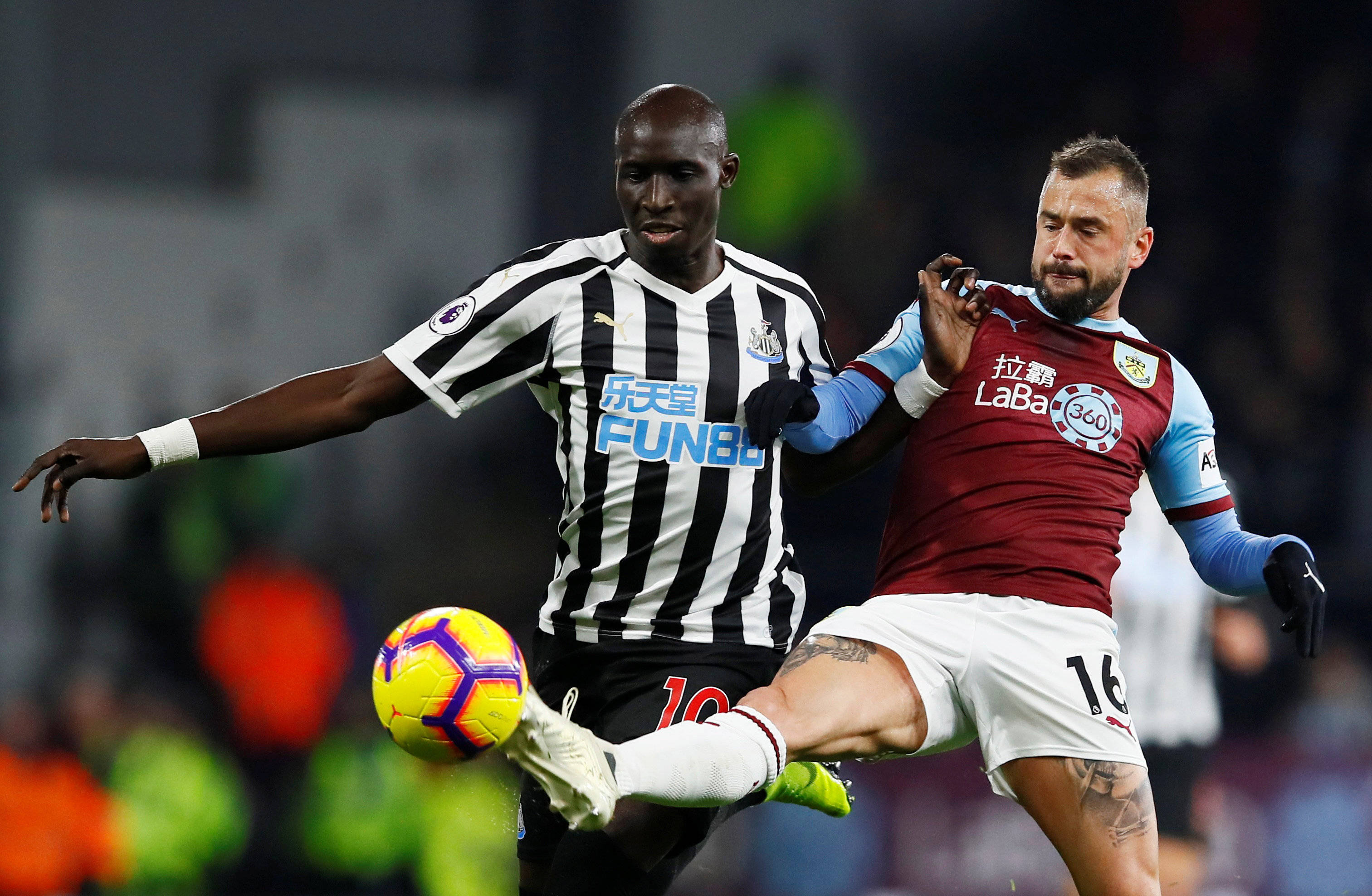 TA：奥赖利成功限制住了萨拉赫，他的防守表现远超多数边后卫