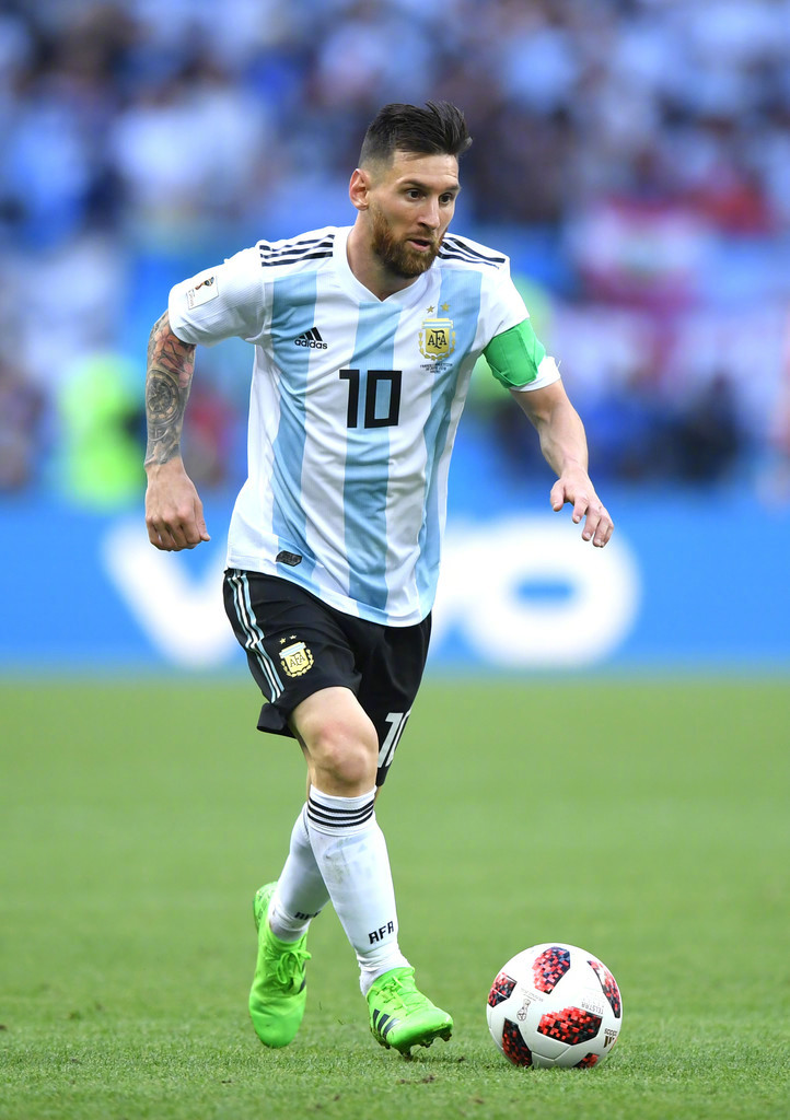 为庆祝美加墨世界杯，与刺客足球鞋融合设计的科8将进行复刻