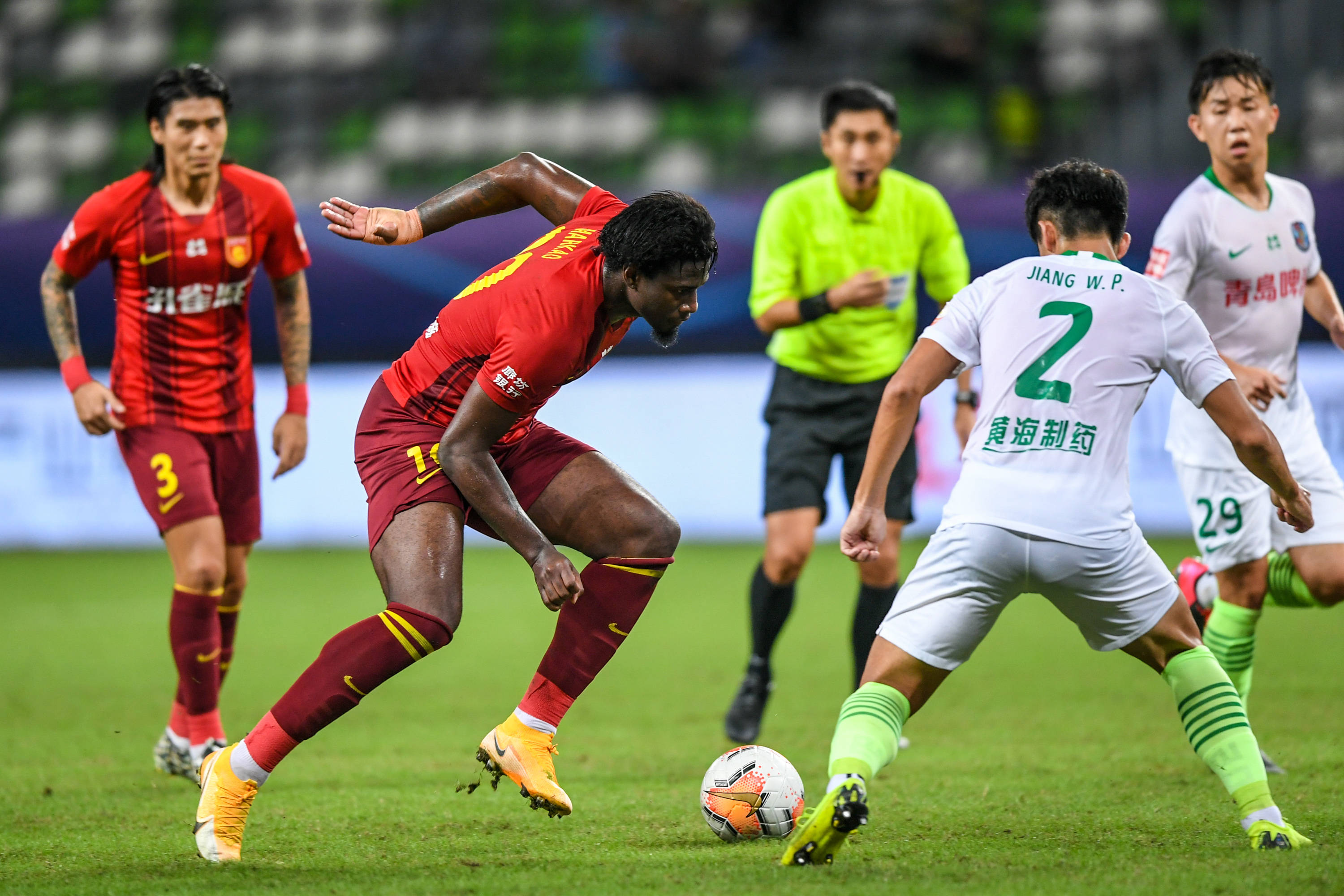 广东宏远标配！两新星完成入队仪式 球迷调侃厂家赶紧打钱