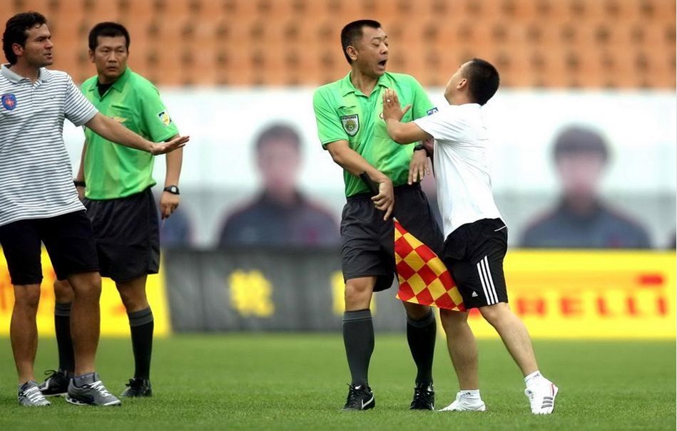 欧冠半场：里奥斯乱战破门，本菲卡暂1-0那不勒斯（欧冠半场：里奥斯混战建功，本菲卡暂以1-0领先那不勒斯）