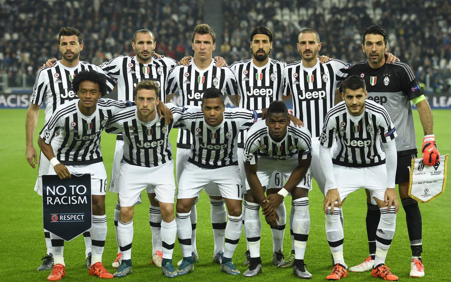 欧冠赛前穆里尼奥与两名昔日弟子重逢，并亲吻了斯内德的光头