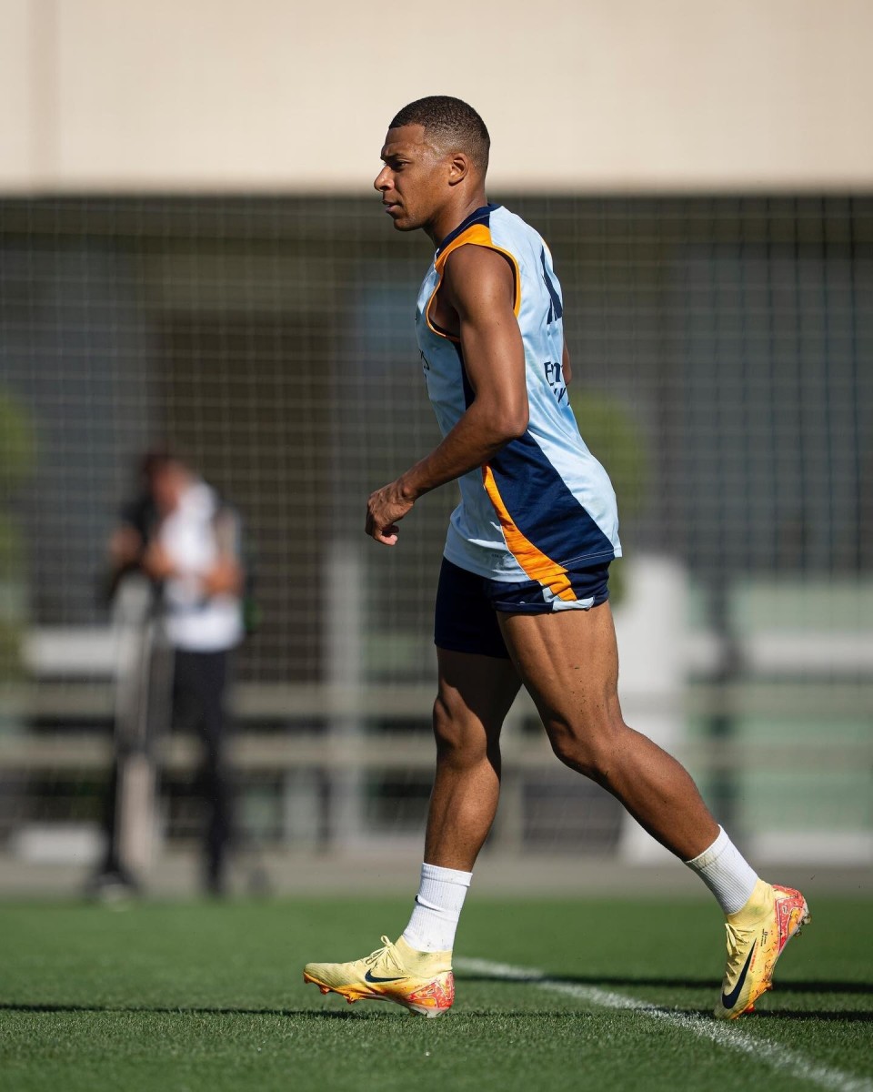 西媒：黄潜战巴萨8人确定缺阵2人存疑，排兵布阵面临困难（西媒：黄潜战巴萨8人铁定缺席、2人出战成疑，排兵布阵捉襟见肘）