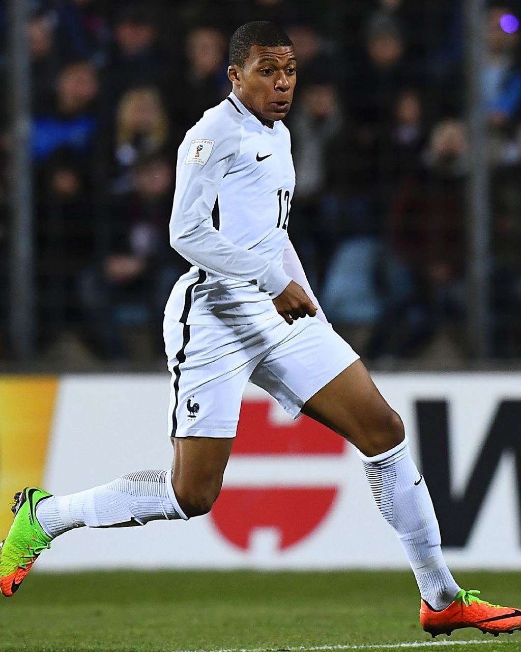 阿斯：伊萨克缺席利物浦赛前合练，将错过对阵皇马欧冠焦点战（阿斯：伊萨克缺席利物浦赛前训练，欧冠战皇马将无缘出场）